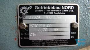 Rhrer, Rhrwerk:
(stirrer) Verfahrenstechnische Apparatur zur Homogenisierung von fliefhigen Substanzen (rhren). Mit Rhrern werden u.a. Prozesse, wie Mischen, Emulgieren, Lsen, Dispergieren durchgefhrt. Neben der stofflichen Homogenisierung kann auch die thermische Homogenisierung angestrebt sein (erzwungene Konvektion). Die jeweils eingesetzten Rhrerformen orientieren sich an der jeweiligen Rhraufgabe. So haben beispielsweise die Rhrer in Belebungsanlagen neben dem Homogenisierungseffekt auch das Einbringen von Sauerstoff in das Abwassergemisch (Belebtschlamm) zu Ziel.
Abhngig von der Mischaufgabe und dem Medium kommen unterschiedliche Bauformen wie z.B. Propeller- und Schneckenrhrwerke zum Einsatz.
Quelle: www.wasser-wissen.de
Schnelllufer:
Der Begriff Schnelllufer bezeichnet:

* die heute bliche Art einer Windkraftanlage (siehe auch Schnelllaufzahl)
* Dieselmotoren (vornehmlich Schiffsdiesel) mit einem Drehzahlbereich ber 2000 U/min
Quelle: www.wikipedia.org

