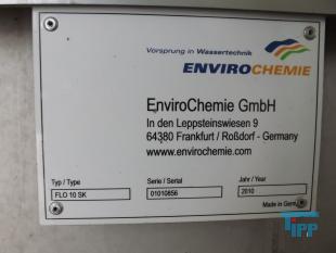 Flotation:
(flotation) Verfahren, bei dem mit Hilfe von Gasblasen in der Flssigkeit dispergierte Partikeln (Feststoffteilchen, Tropfen, Molekle, Ionen) Aggregate bilden, die dann aufgrund der geringeren Dichte gegenber dem umgebenden Medium zur Oberflche der Flssigkeit aufsteigen und eine abtrennbare Schaumschicht bilden. Im Schaumprodukt, Flotat, liegen die abzutrennenden Partikeln angereichert vor. Der Auftrieb der abzutrennenden Stoffe wird durch die Anlagerung feiner Luftblasen knstlich erhht. Der dabei entstehende aufschwimmende feste Schaum (Flotat) wird abgezogen.

Damit die an der Wasseroberflche ankommenden Luftblasen nicht platzen, was ein Absinken der Schmutzteilchen nach sich ziehen wrde, mssen die Luftblasen entweder sehr klein gehalten werden oder dem Abwasser bestimmte Chemikalien (Schumer) zugegeben werden. 

In der Abwasserreinigung wird die Flotation hufig als eine von zahlreichen anderen Aufbereitungsstufen eingesetzt. Ein Anwendungsbeispiel der Flotation ist die Entfernung von Silberbestandteilen aus dem Abwasser.

Das Verfahren kann bei leichten Feststoffen (z. B. Schwermetallhydroxiden) vorteilhaft sein. Nach Art der Erzeugung feiner Gasblschen unterscheidet man:

    * Turbulenzflotation
    * Elektroflotation
    * Entspannungsflotation

In der Abwassertechnik wird teilweise auch der Aufstieg leichterer Phasen ohne Ankopplung von Gasblasen als Flotation bezeichnet. Flotationsverfahren werden i.d.R. immer in Kombination mit anderen Trennverfahren eingesetzt.
Quelle: www.wasser-wissen.de