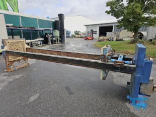 Filterpresse:
Eine Filterpresse setzt sich aus mehreren aneinander gereihten Elementen, den Filterplatten zusammen. Um diese Platten ist eine Membran gespannt, die nur Flssigkeiten durchlsst. Die Filterplatten werden unter hohem Druck zusammengepresst (bis 600 bar), whrend zwischen den Filterplatten von innen nach auen Schlamm mit 10-20 bar gepresst wird. Der Schlamm verdichtet sich immer mehr whrend das Wasser aus der Presse raus luft. Ab einer bestimmten Dichte muss der zum Filterkuchen verdichtete Schlamm entfernt werden, dazu wird der Druck langsam abgelassen und die Filterpresse geffnet. Wichtiges Anwendungsgebiet der Filterpresse ist die Abwasseraufbereitung.

Haupteinsatzgebiet der Filterpressen oder auch Kammerfilterpressen ist die Entwsserung von Klrschlmmen. Die der Presse entnommenen Filterkuchen werden wegen der meist vorliegenden Schadstoffbelastung auf Deponien oder in Mllverbrennungsanlagen entsorgt. Sie sind nur in Ausnahmefllen fr die Ausbringung als Dnger auf landwirtschaftlich genutzten Flchen geeignet.
Kammerfilterpresse:
Aus mehreren Kammern bestehende Filterpresse.
Membran:
Natrliche oder knstlich hergestellte flchige Gebilde, die fluide Phasen oder auch zwei Volumina einer Phase mit unterschiedlicher Zusammensetzung voneinander zu trennen imstande sind und deren Fhigkeit darin besteht, den Stoffaustausch zwischen ihnen zu ermglichen, werden als Membranen (lat. Membrana=Hutchen) bezeichnet. Man unterscheidet in Anhngigkeit von der Trenngrenze zwischen Mikrofiltration, Ultrafiltration, Nanofiltration und Umkehrosmose.
Membrankonfiguration, Membranfilter:
Membranen werden in flacher oder rohrartiger Form hergestellt. Rohrfrmige Membranen bis zu einem Innendurchmesser von 1 mm werden als Hohlfasermodul oder auch als Kapillarmodul bezeichnet. Bei greren Durchmessern spricht man von Rohrmodulen. Bei den flachartigen Membranen unterscheidet man zwischen Wickel- und Plattenmodulen. Plattenmodule sind aufgrund des offenen Kanals weniger anfllig gegenber Fouling als Wickelmodule. Wickelmodule ermglichen jedoch eine hhere Packungsdichte.
Quelle: www.wasser-wissen.de