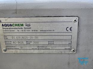 Filterpresse:
Eine Filterpresse setzt sich aus mehreren aneinander gereihten Elementen, den Filterplatten zusammen. Um diese Platten ist eine Membran gespannt, die nur Flssigkeiten durchlsst. Die Filterplatten werden unter hohem Druck zusammengepresst (bis 600 bar), whrend zwischen den Filterplatten von innen nach auen Schlamm mit 10-20 bar gepresst wird. Der Schlamm verdichtet sich immer mehr whrend das Wasser aus der Presse raus luft. Ab einer bestimmten Dichte muss der zum Filterkuchen verdichtete Schlamm entfernt werden, dazu wird der Druck langsam abgelassen und die Filterpresse geffnet. Wichtiges Anwendungsgebiet der Filterpresse ist die Abwasseraufbereitung.

Haupteinsatzgebiet der Filterpressen oder auch Kammerfilterpressen ist die Entwsserung von Klrschlmmen. Die der Presse entnommenen Filterkuchen werden wegen der meist vorliegenden Schadstoffbelastung auf Deponien oder in Mllverbrennungsanlagen entsorgt. Sie sind nur in Ausnahmefllen fr die Ausbringung als Dnger auf landwirtschaftlich genutzten Flchen geeignet.
Kammerfilterpresse:
Aus mehreren Kammern bestehende Filterpresse.
Membran:
Natrliche oder knstlich hergestellte flchige Gebilde, die fluide Phasen oder auch zwei Volumina einer Phase mit unterschiedlicher Zusammensetzung voneinander zu trennen imstande sind und deren Fhigkeit darin besteht, den Stoffaustausch zwischen ihnen zu ermglichen, werden als Membranen (lat. Membrana=Hutchen) bezeichnet. Man unterscheidet in Anhngigkeit von der Trenngrenze zwischen Mikrofiltration, Ultrafiltration, Nanofiltration und Umkehrosmose.
Membrankonfiguration, Membranfilter:
Membranen werden in flacher oder rohrartiger Form hergestellt. Rohrfrmige Membranen bis zu einem Innendurchmesser von 1 mm werden als Hohlfasermodul oder auch als Kapillarmodul bezeichnet. Bei greren Durchmessern spricht man von Rohrmodulen. Bei den flachartigen Membranen unterscheidet man zwischen Wickel- und Plattenmodulen. Plattenmodule sind aufgrund des offenen Kanals weniger anfllig gegenber Fouling als Wickelmodule. Wickelmodule ermglichen jedoch eine hhere Packungsdichte.
Quelle: www.wasser-wissen.de