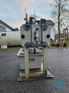 Filterpresse:
Eine Filterpresse setzt sich aus mehreren aneinander gereihten Elementen, den Filterplatten zusammen. Um diese Platten ist eine Membran gespannt, die nur Flssigkeiten durchlsst. Die Filterplatten werden unter hohem Druck zusammengepresst (bis 600 bar), whrend zwischen den Filterplatten von innen nach auen Schlamm mit 10-20 bar gepresst wird. Der Schlamm verdichtet sich immer mehr whrend das Wasser aus der Presse raus luft. Ab einer bestimmten Dichte muss der zum Filterkuchen verdichtete Schlamm entfernt werden, dazu wird der Druck langsam abgelassen und die Filterpresse geffnet. Wichtiges Anwendungsgebiet der Filterpresse ist die Abwasseraufbereitung.

Haupteinsatzgebiet der Filterpressen oder auch Kammerfilterpressen ist die Entwsserung von Klrschlmmen. Die der Presse entnommenen Filterkuchen werden wegen der meist vorliegenden Schadstoffbelastung auf Deponien oder in Mllverbrennungsanlagen entsorgt. Sie sind nur in Ausnahmefllen fr die Ausbringung als Dnger auf landwirtschaftlich genutzten Flchen geeignet.
Kammerfilterpresse:
Aus mehreren Kammern bestehende Filterpresse.
Membran:
Natrliche oder knstlich hergestellte flchige Gebilde, die fluide Phasen oder auch zwei Volumina einer Phase mit unterschiedlicher Zusammensetzung voneinander zu trennen imstande sind und deren Fhigkeit darin besteht, den Stoffaustausch zwischen ihnen zu ermglichen, werden als Membranen (lat. Membrana=Hutchen) bezeichnet. Man unterscheidet in Anhngigkeit von der Trenngrenze zwischen Mikrofiltration, Ultrafiltration, Nanofiltration und Umkehrosmose.
Membrankonfiguration, Membranfilter:
Membranen werden in flacher oder rohrartiger Form hergestellt. Rohrfrmige Membranen bis zu einem Innendurchmesser von 1 mm werden als Hohlfasermodul oder auch als Kapillarmodul bezeichnet. Bei greren Durchmessern spricht man von Rohrmodulen. Bei den flachartigen Membranen unterscheidet man zwischen Wickel- und Plattenmodulen. Plattenmodule sind aufgrund des offenen Kanals weniger anfllig gegenber Fouling als Wickelmodule. Wickelmodule ermglichen jedoch eine hhere Packungsdichte.
Quelle: www.wasser-wissen.de